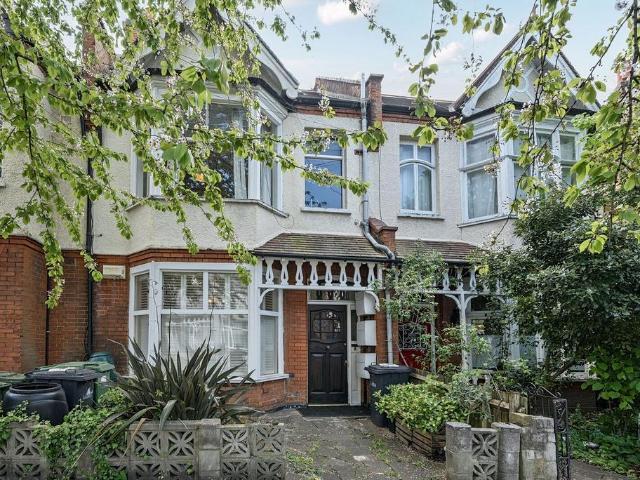 Fernwood Avenue, Streatham, London, SW16 2 bed flat to rent £2,200 pcm £508 pw