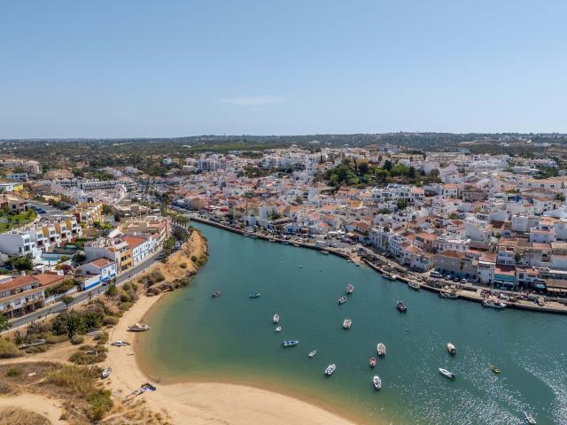 Ferragudo: Onde uma Ruína se Transforma em 3 Apartamentos de Valor