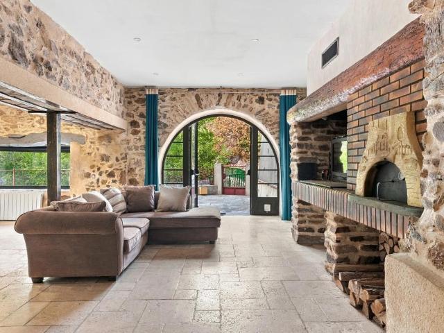 Ferrières Poussarou – Maison en pierre, deux logements et piscine avec vue sur la nature