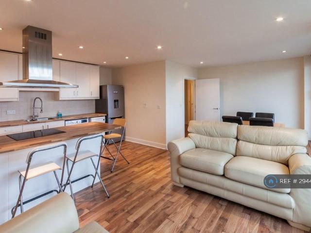 Ferry Court, Cardiff, CF11 2 bed flat to rent £1,450 pcm £335 pw