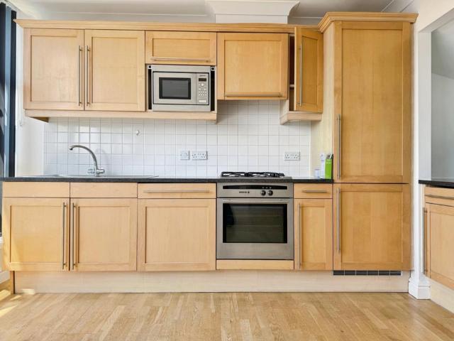 Ferry Lane, Brentford 2 bed apartment to rent £2,100 pcm £485 pw