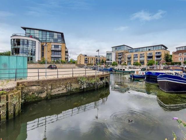 Ferry Lane, Brentford, TW8 1 bed flat to rent £3,000 pcm £692 pw