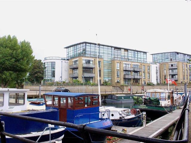 Ferry Lane, Brentford, TW8 2 bed flat to rent £2,000 pcm £462 pw