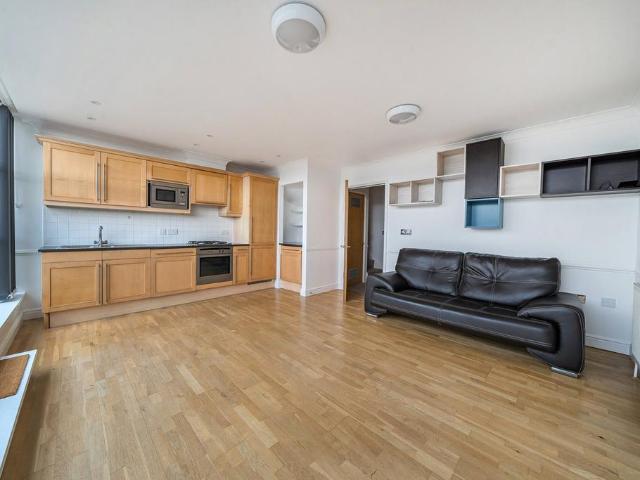 Ferry Lane, Brentford, TW8 2 bed flat to rent £2,100 pcm £485 pw