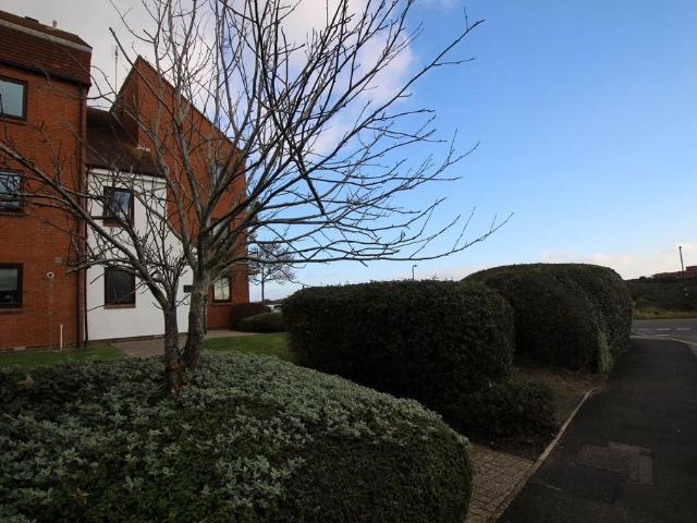 Ferry Road, Southsea PO4 1 bed ground floor flat to rent £925 pcm £213 pw