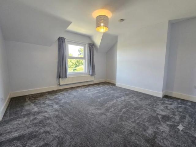 Ferry Road, Teddington TW11 1 bed flat to rent £1,550 pcm £358 pw