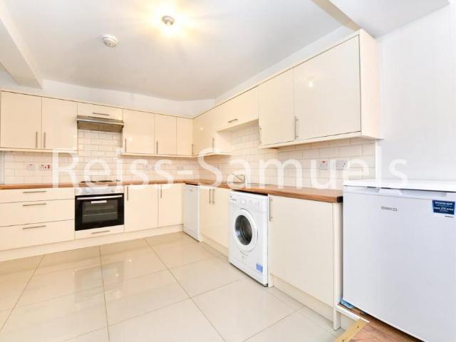 Ferry Street, Isle of dogs, London E14 5 bed terraced house to rent £4,117 pcm £950 pw