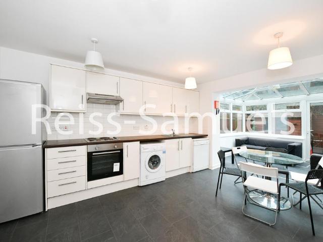 Ferry Street, Isle of dogs, London E14 5 bed terraced house to rent £4,983 pcm £1,150 pw