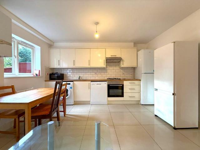 Ferry Street, London E14 5 bed terraced house to rent £3,900 pcm £900 pw