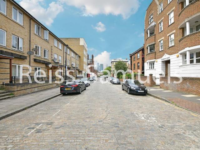 Ferry Street, London E14 5 bed terraced house to rent £3,900 pcm £900 pw