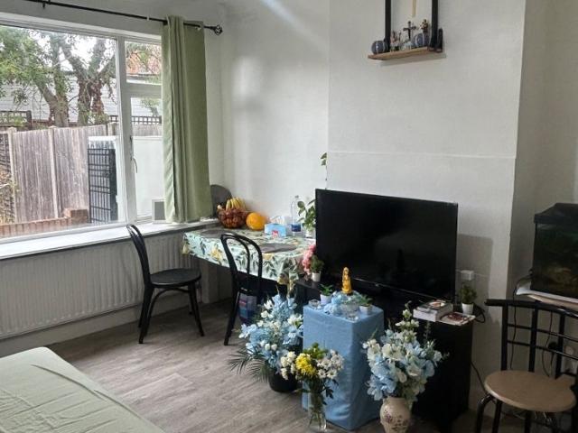 Ferrymead Gardens, Greenford, UB6 9NE