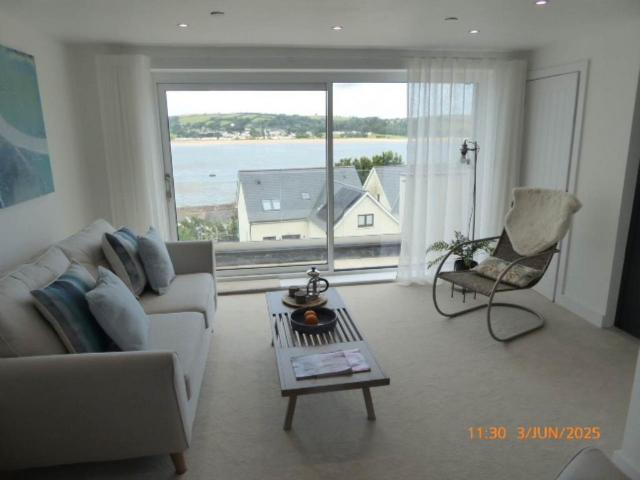 Ferryside Carmarthenshire. 3 bed house to rent £1,200 pcm £277 pw