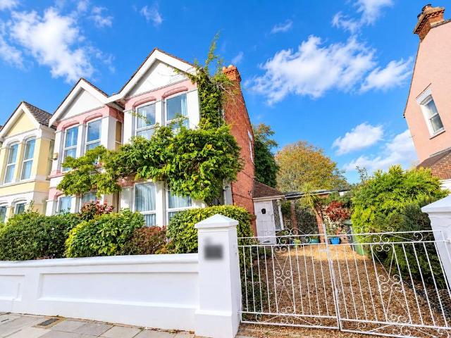 Festing Grove, Hampshire PO4 1 bed flat to rent £950 pcm £219 pw