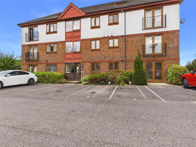 Festival Court, Maidenbower, Crawley, West Sussex RH10, 2 bed flat to rent, £1,500 pcm | PrimeLocation