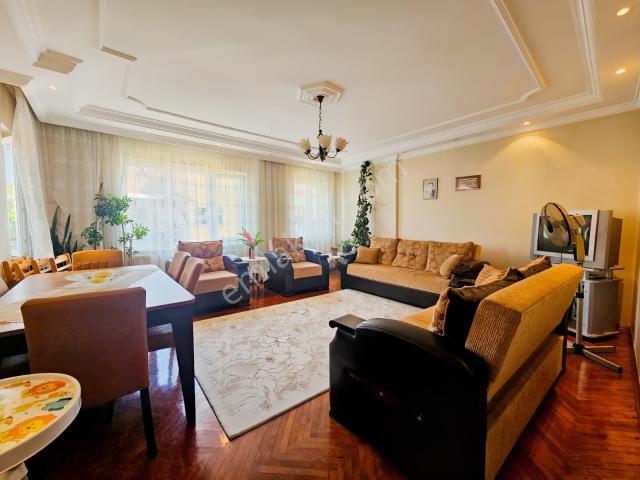 Fesleğen'de Satılık 4+1 200 M2 Arakat Daire