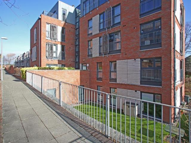 Fettes Rise, Fettes, Edinburgh, EH4 2 bed flat to rent £1,895 pcm £437 pw