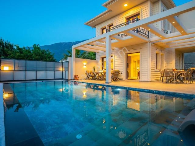 Fethiye Ölüdeniz'de Dağ Ve Orman Manzaralı 4+1 Villalar