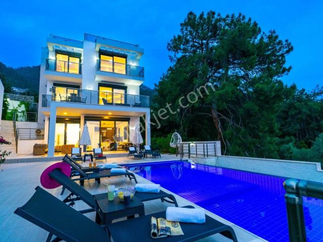 Fethiye Faralya'da Panoramik Deniz Manzaralı 6+3 Villa
