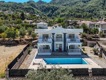 Fethiye Üzümlü Mahallesinde Satılık 5+1 Villa