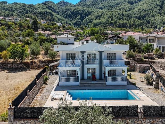 Fethiye Üzümlü Mahallesinde Satılık 5+1 Villa