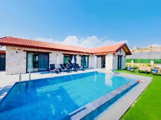 Fethiyede Uzun Dönem Kiralık 2+1 Eşyalı Havuzlu Otoparklı Villa