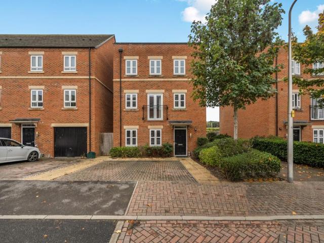 Fetlock Drive, Racecourse, Newbury, RG14 5 bed detached house to rent £2,600 pcm £600 pw