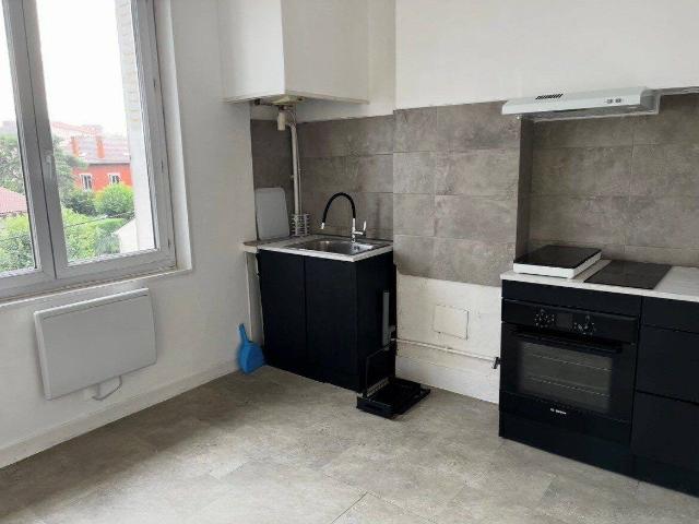 FEURS Appartement T2 avec cuisine équipée