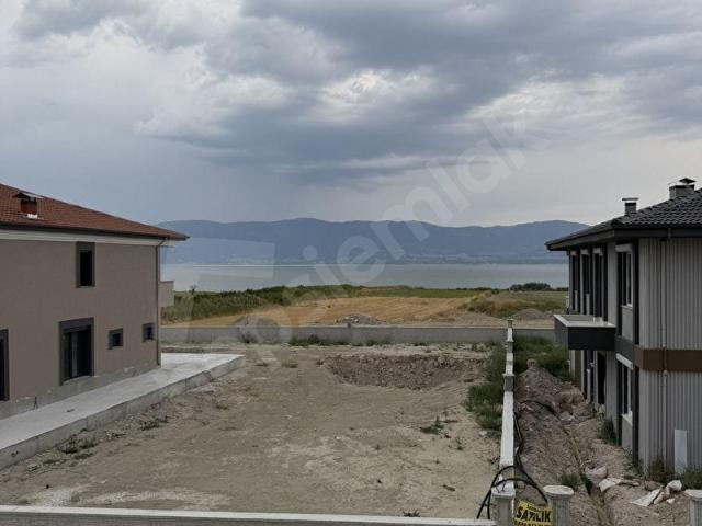 FEVZİ ÇAKMAK MAHALLESİNDE ÖNÜ AÇIK GÖL MANZARALI 2 AYA TESLİM SATILIK VİLLA