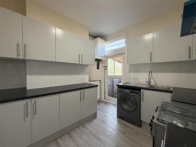 F/F Flat 153 155 Sydney Road, London N10 3 bed apartment to rent £1,900 pcm £438 pw