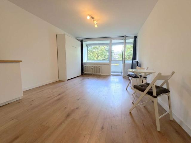 Ffm Oberrad + Teilmöblierte 1 ZKB mit Sonnenbalkon und Kfz Stellplatz in Top Stadtlage