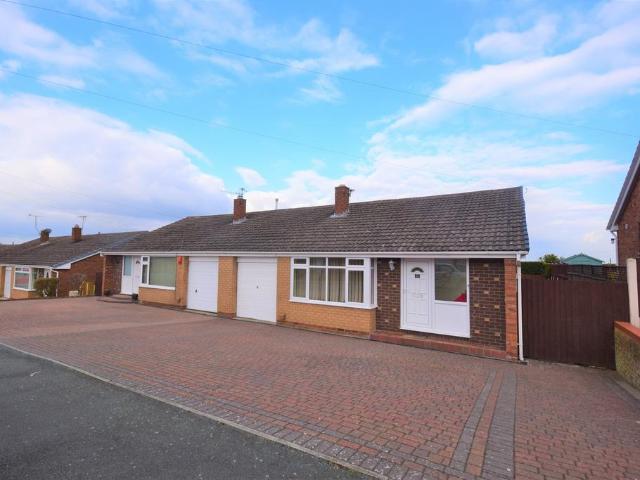Ffordd Cynan, Wrexham, LL12 3 bed bungalow to rent £1,100 pcm £254 pw