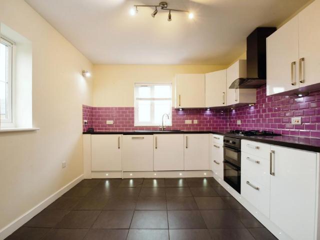 Ffordd Ty Unnos, Cardiff, CF14 2 bed flat to rent £1,100 pcm £254 pw