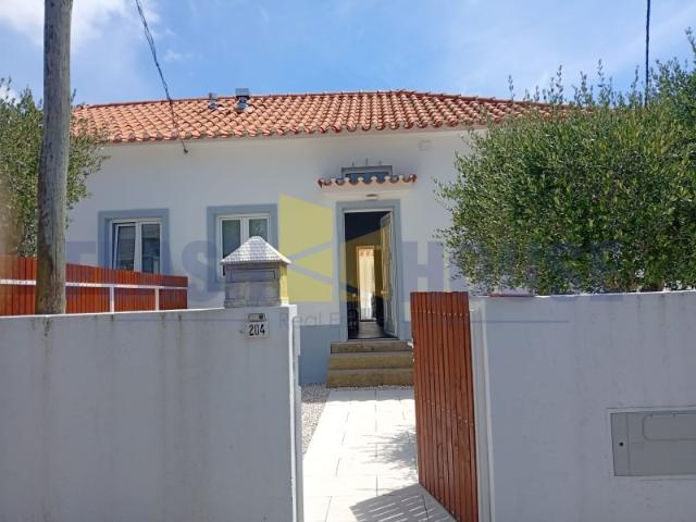 FHNM1003 Moradia T1+Mezzanine totalmente renovada, com excelente aproveitamento de espaço, acabamentos modernos e uma imagem verdadeiramente acolhedora