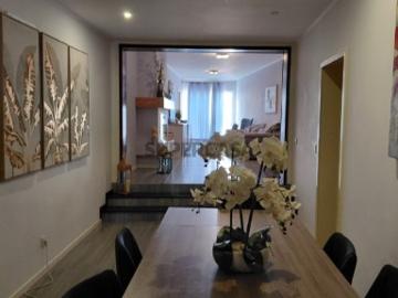 FHPM3064 Moradia T4+1 Renovada com Garagem e Quintal junto ao Mar, Santa Clara, Ponta Delgada
