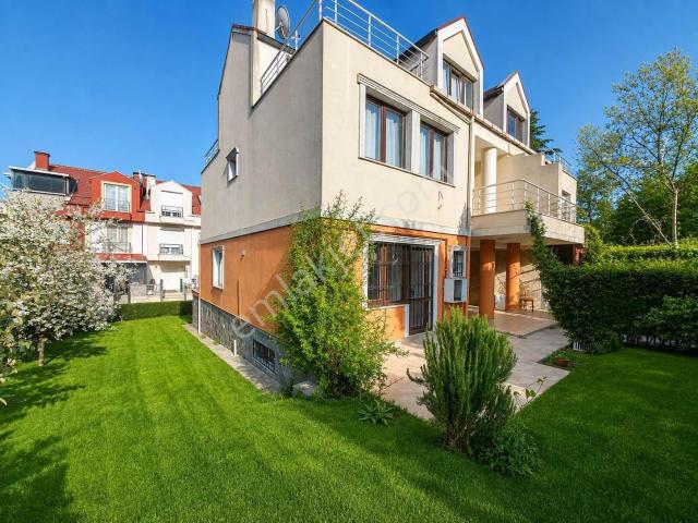 Finansman'dan. geniş Bahçeli. havuzlu. bakımlı. ikiz Villa