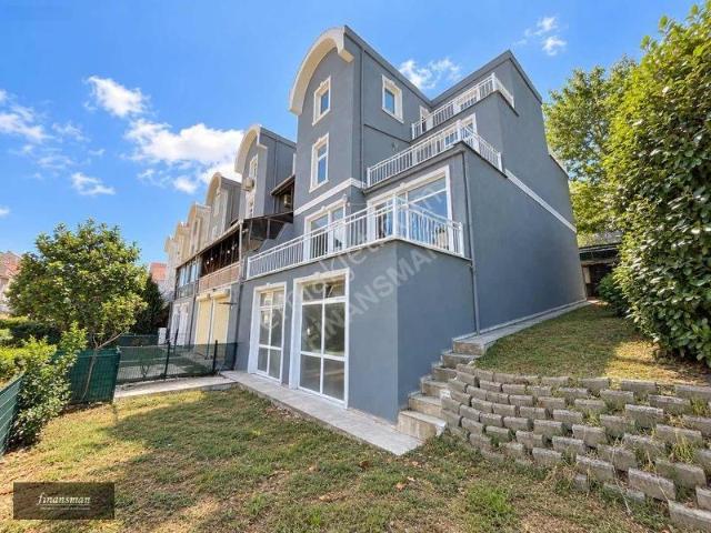 Finansman'dan. geniş Bahçeli. Havuzlu. kamelyalı. köşe Villa