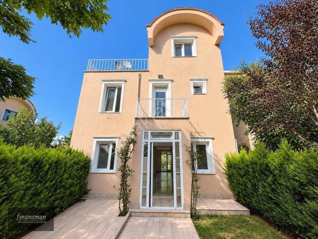 Finansman'dan. geniş Bahçeli. havuzlu. otoparklı. köşe Villa