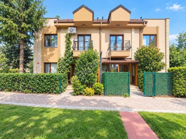 Finansman'dan. geniş Bahçeli. havuzlu. otoparklı. ikiz Villa