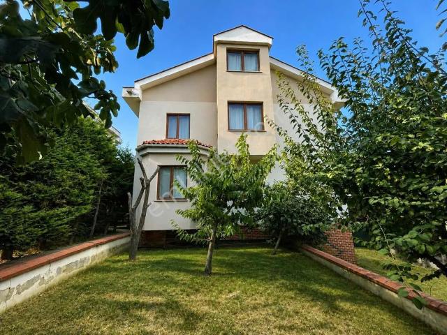 Finansman'dan. konuta Ve İş Yerine Uygun. geniş Bahçeli Villa