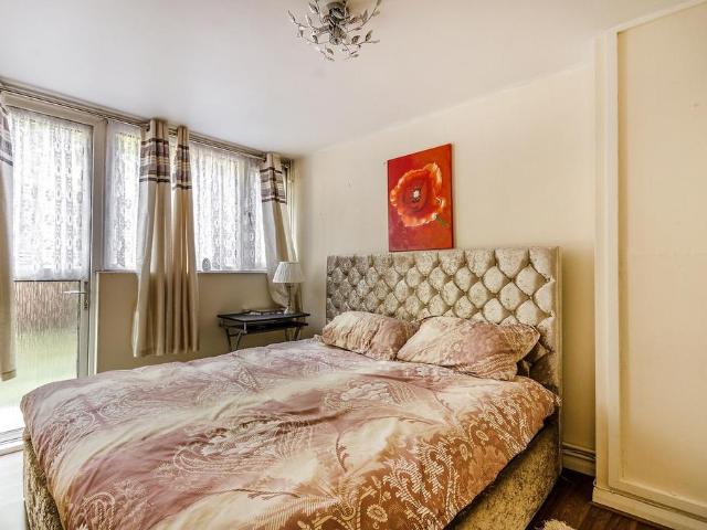 Finborough Road, Chelsea, London, SW10 4 bed maisonette to rent £4,767 pcm £1,100 pw