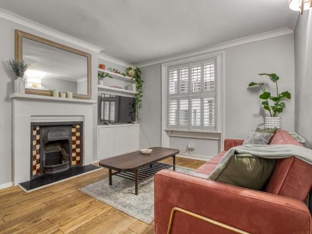 Finborough Road, London SW10 2 bed apartment to rent £3,501 pcm £808 pw