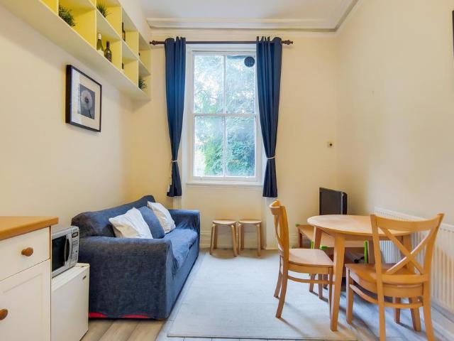 Finborough Road, London, SW10 2 bed flat to rent £2,350 pcm £542 pw