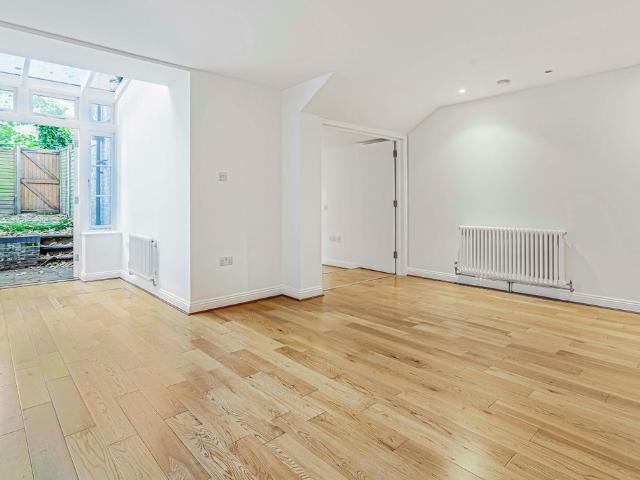 Finborough Road, London SW10, 2 bed flat to rent, £2,900 pcm | PrimeLocation