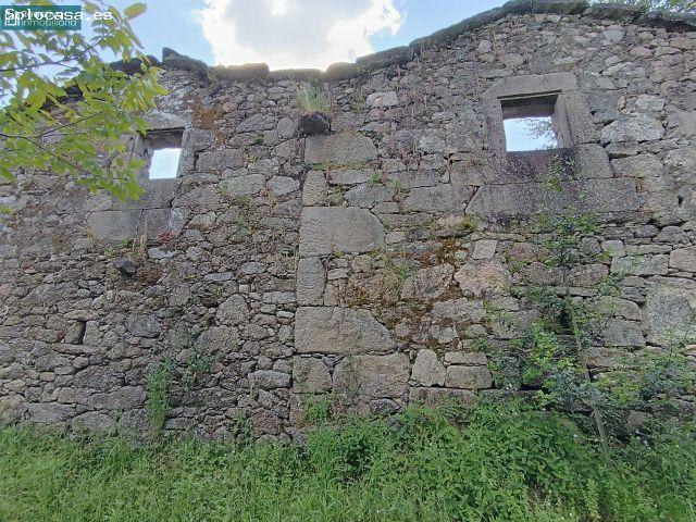 Finca urbana con casa de piedra para restaurar