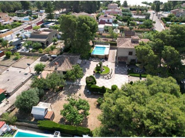finca urbana ubicada en el Pla de la Cova, sobre una amplia parcela de 1.713 m2 con dos viviendas in