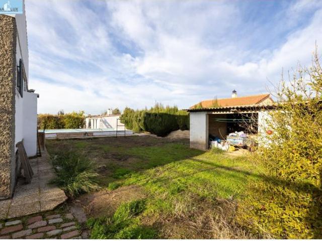 Finca urbanizable con casa y piscina en Maracena