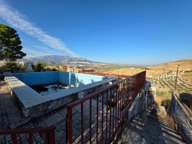 Finca con casa de dos plantas y piscina