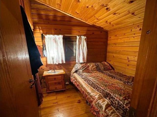 Finca con Casa de Madera y Piscina en Zona Humeral Cacabelos