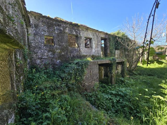 Finca con casa, molino y hórreo + bosque en Mondariz