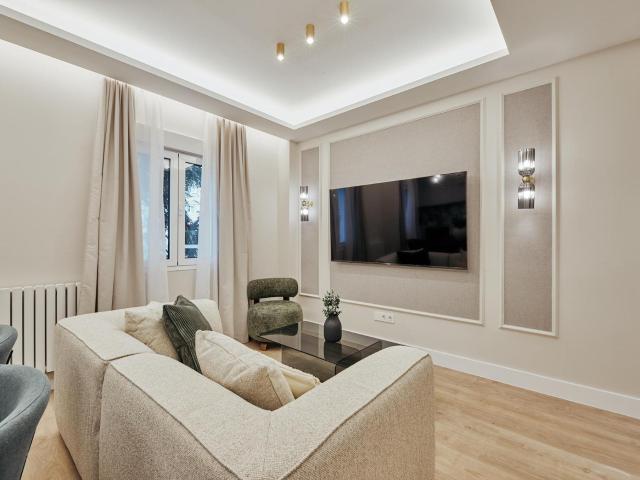 Finca con portería y ascensor en el barrio de Ibiza, 101 m2 con 3 hab/2 baños. Calle Alcalde Sainz de Baranda. Una 2 planta